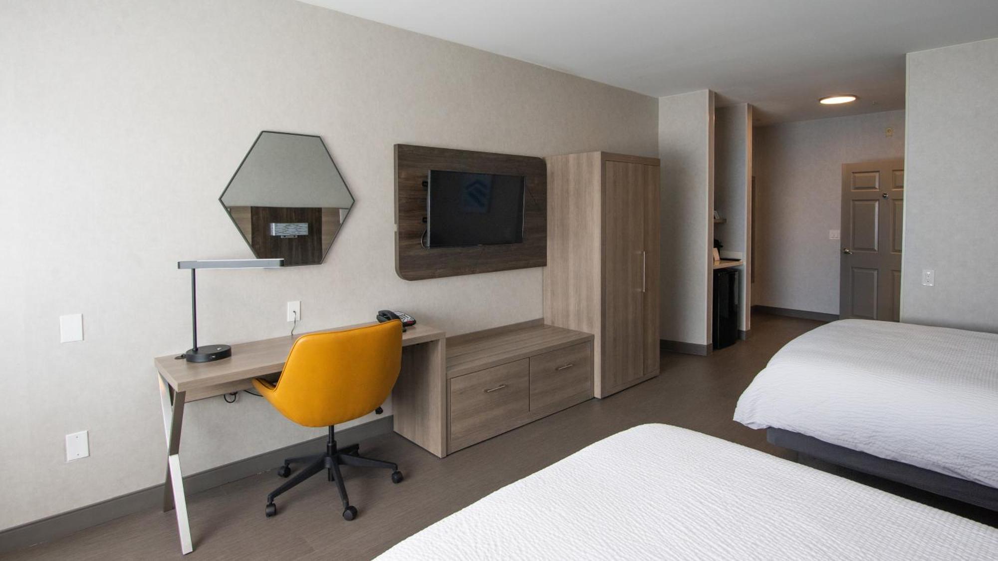 Holiday Express By Ihg Hotel Oakdale